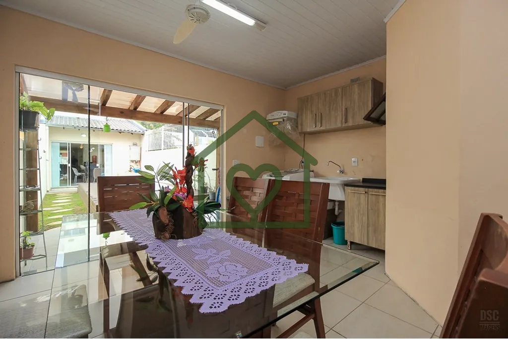 Imagem Excelente Oportunidade de sobrado com frente leste e fundos oeste, piso de porcelanato, escadas reve...