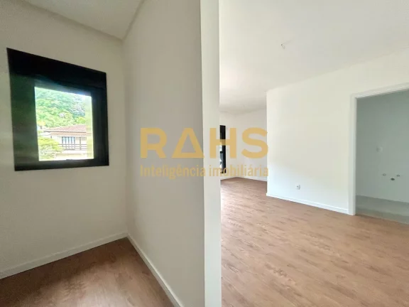 Imagem Ótimo sobrado geminado de ponta, novo, localizado no bairro Glória em Joinville, próximo a Confei...