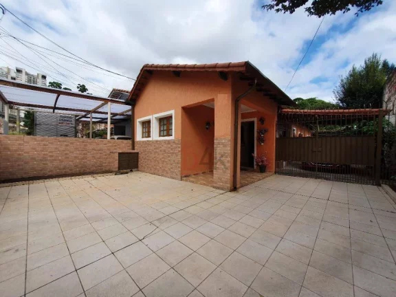 Imagem Casa em Vila à venda, térrea, Campo Belo 3 quartos, quintal com possibilidade de jardim, piscina, churrasqueira entre outros. 5 vagas de garagem.