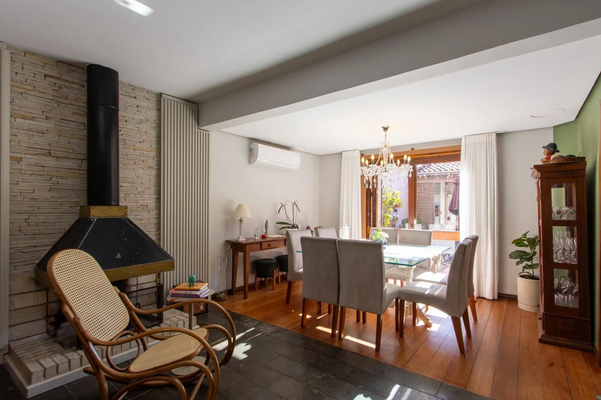 Imagem CASA EM CONDOMÍNIO NO BAIRRO IPANEMA - 4 DORMITÓRIOS (2 SUÍTES) - 2 VAGAS