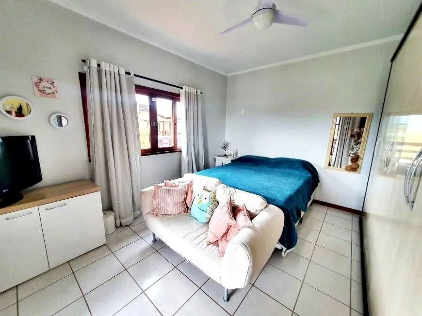Imagem Casa à venda com 343m² I 5 Dormitórios I 2 suítes I Piscina - em Carianos Florianópolis