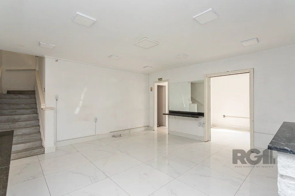 Imagem Casa Espaçosa de 3 Dormitórios à Venda no Bairro Moinhos De Vento!