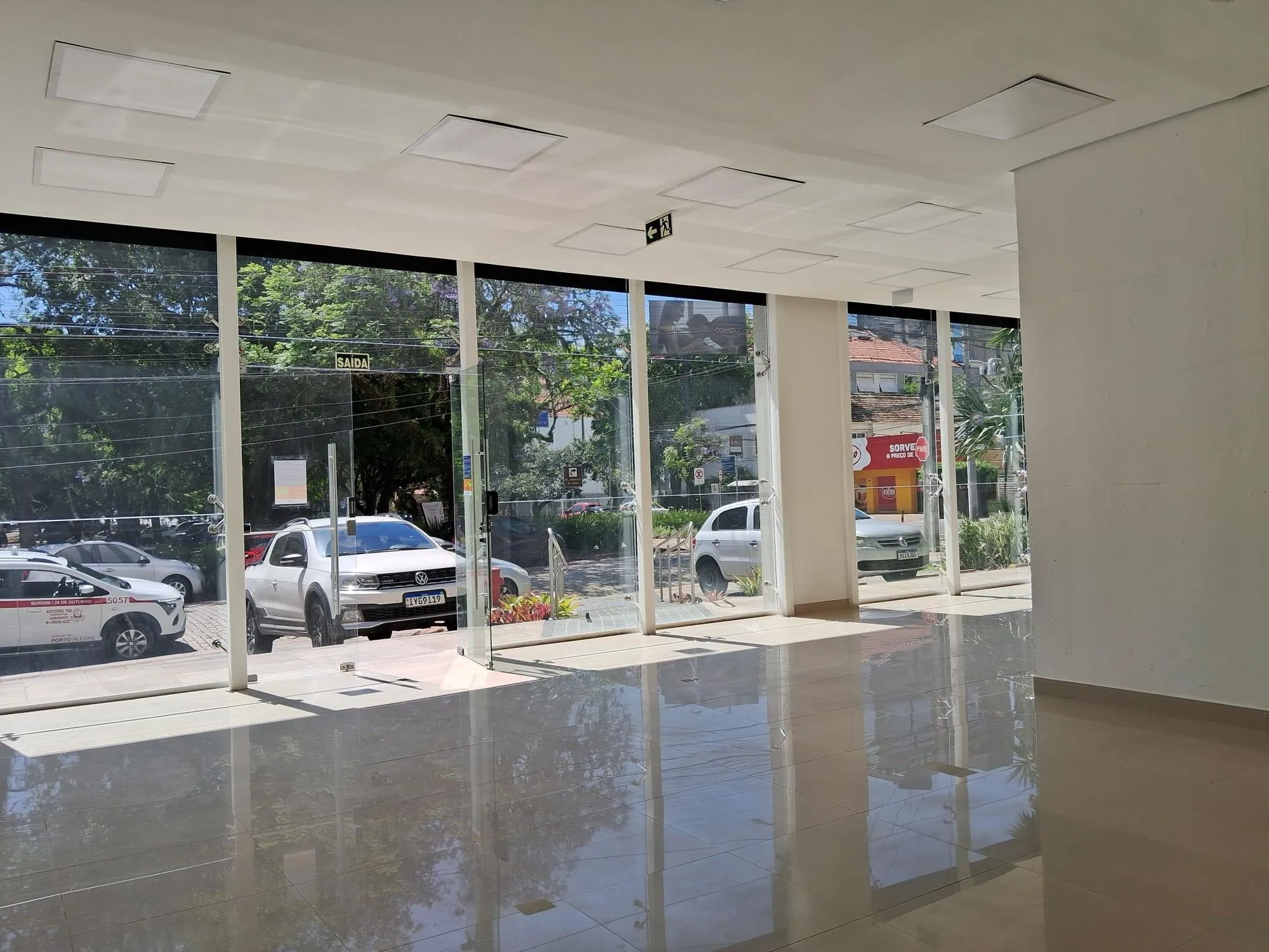 Imagem MÁFFER IMÓVEIS ALUGA - EXCELENTE LOJA COMERCIAL NO MOINHOS DE VENTO com 102m² privativos,Rua Comendador Caminha, nº 22 - Bairro Moinhos de Vento Em frente ao Parcão