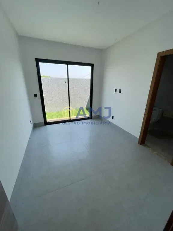 Imagem Casa térrea à venda no Jardins Capri | Lote de esquina com 4 suítes, piscina e alto padrão em Goiânia