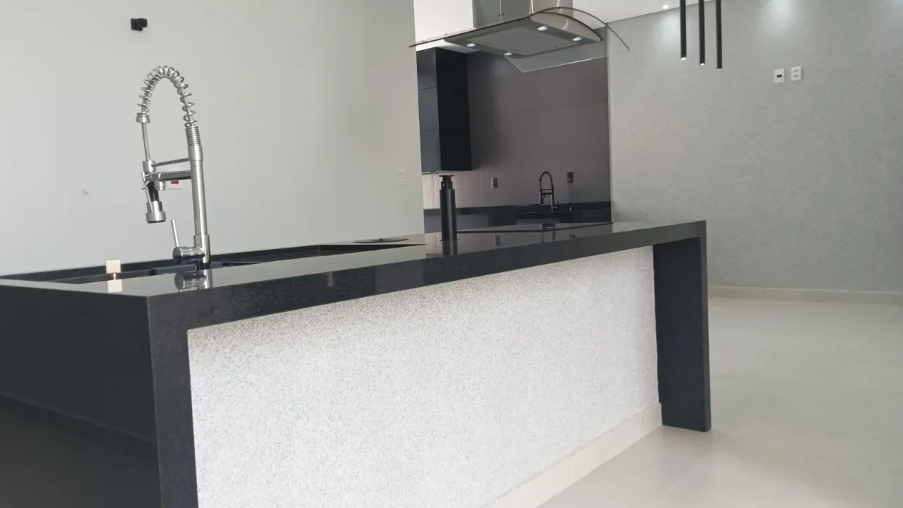 Imagem Excelente oportunidade: Casa em Condomínio à venda em Sorocaba-SP, bairro Wanel Ville, 3 quartos, 2 suítes, 2 salas, 4 banheiros, 145,58 m².