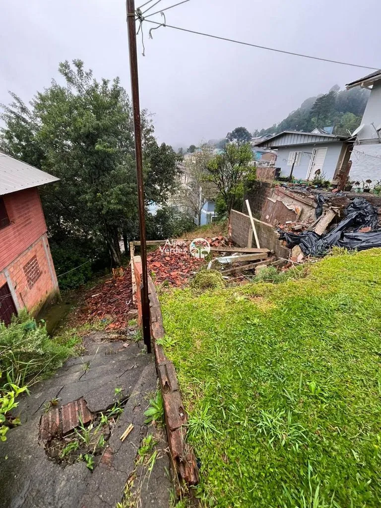 Imagem Vende-se terreno em Gramado com 300 m2 a 3 minutos da Rua Coberta