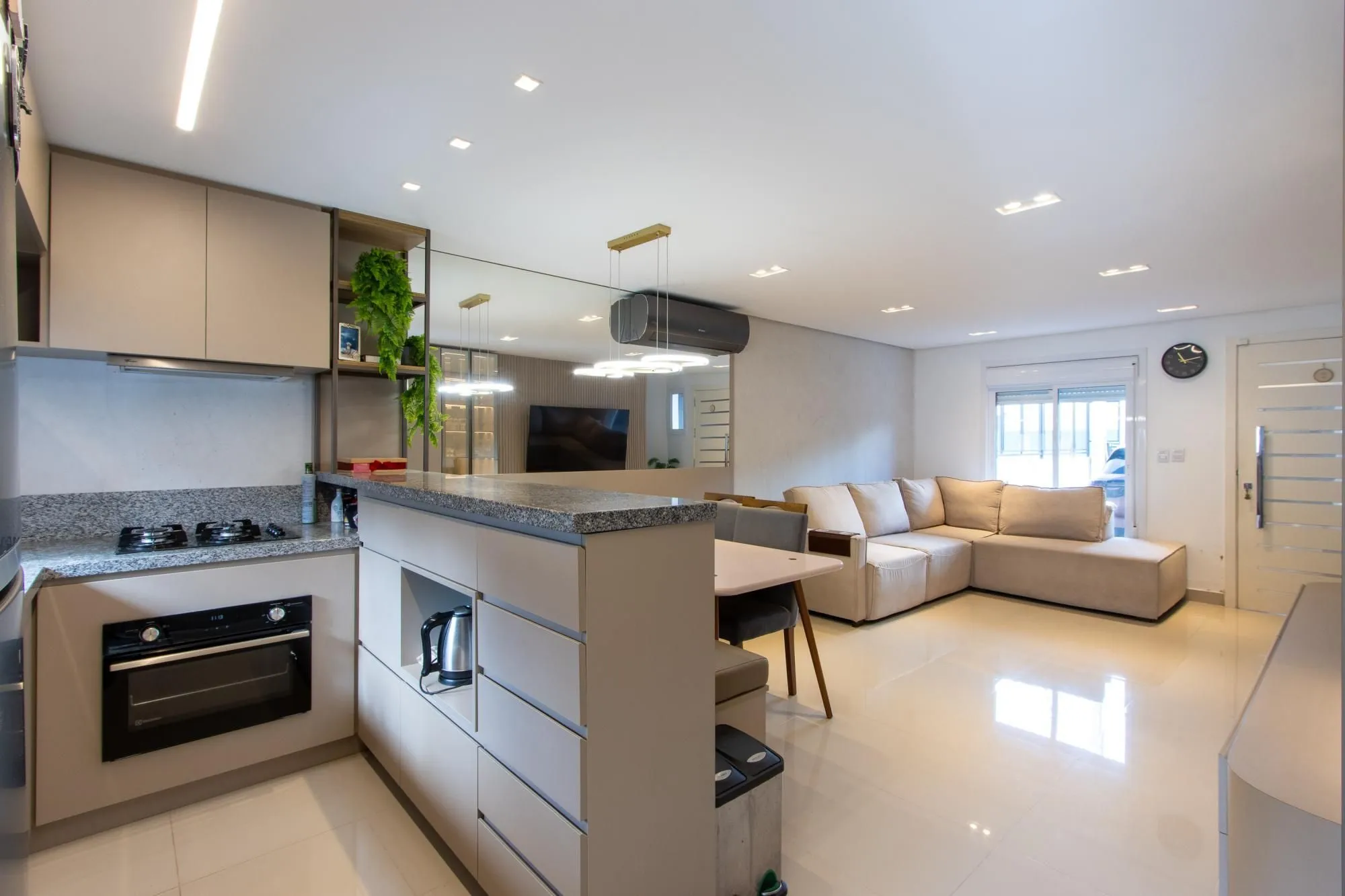 Imagem Sobrado para Venda - 95,16m², 3 dormitórios, sendo 1 suites, 2 vagas - Hípica