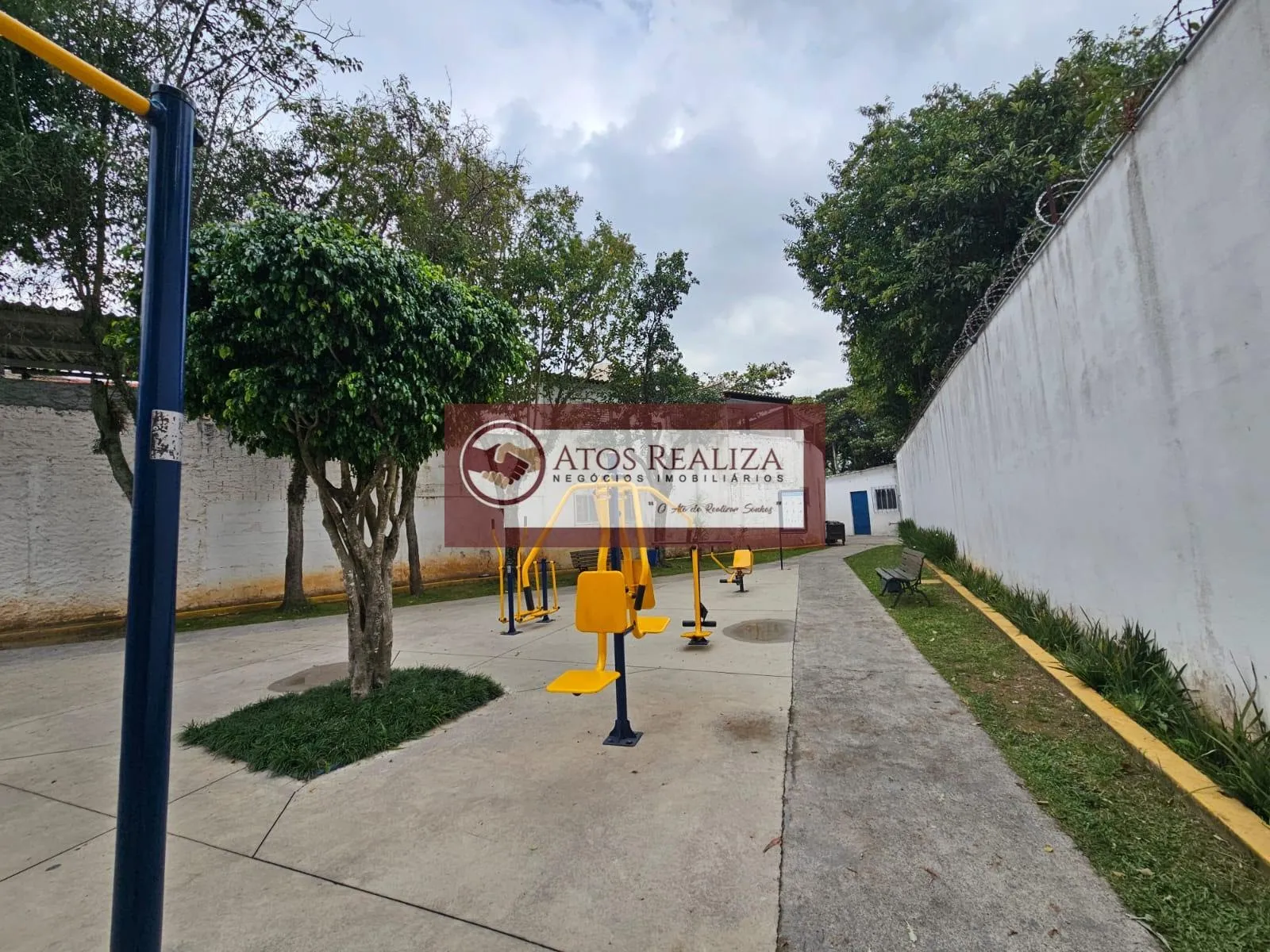 Imagem Casa à venda em condomínio fechado na região de Campo Grande, São Paulo | 2 dorms, 2 vagas paralelas, corredor lateral.