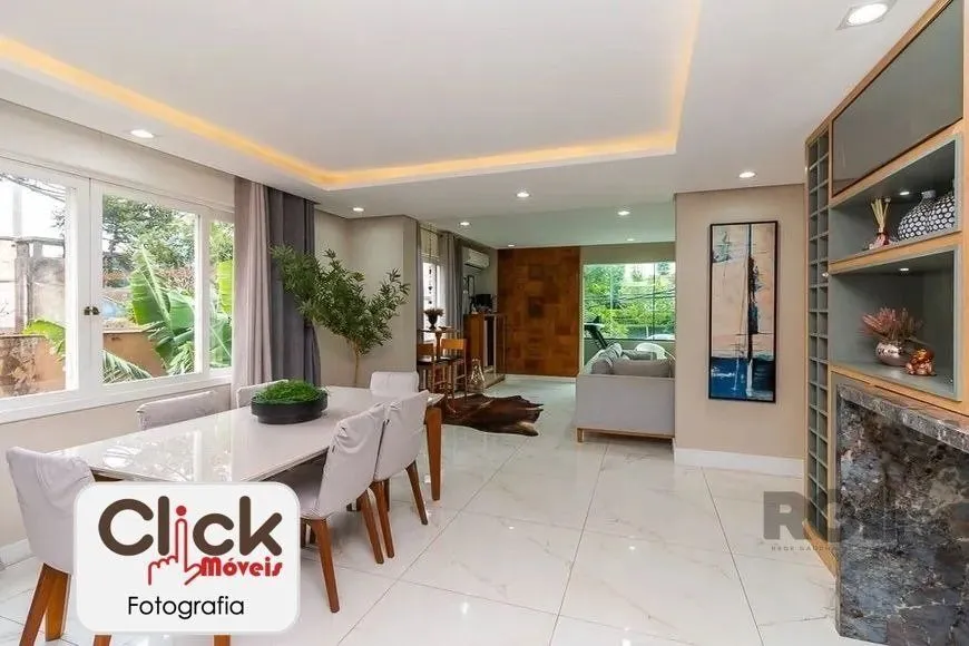 Imagem Apartamento 4 dormitórios, sendo 1 suíte, 193 m² de área privativa e 2 vaga(s) de garagem. Localizado na Rua/Av. Carlos Gomes, no bairro Auxiliadora em Porto Alegre.