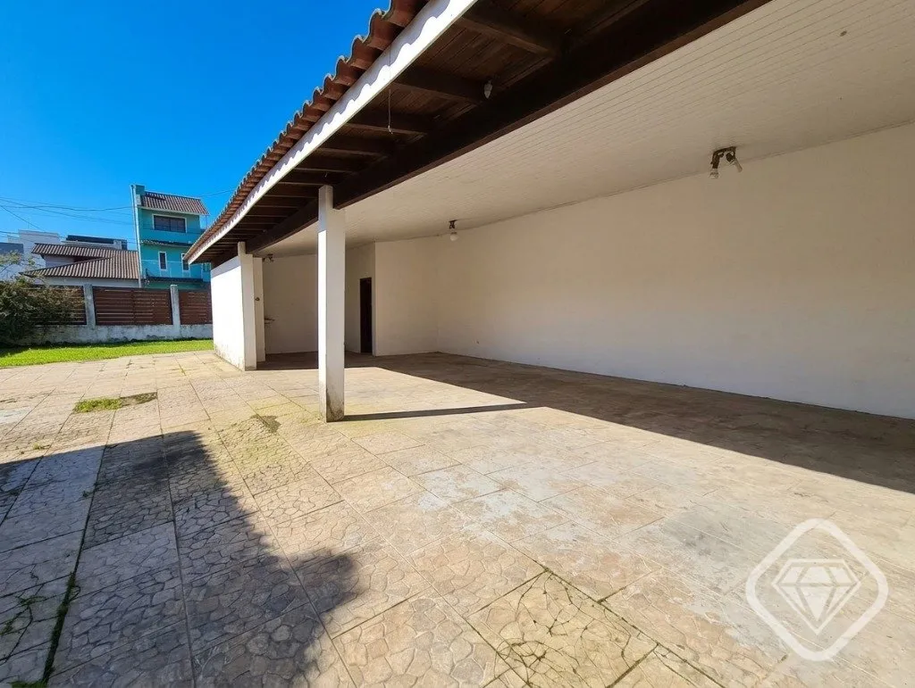 Foto do imóvel Belíssimo terreno de esquina, muito bem localizado, frente a praça. O espaço é todo cercado por... em Alcibiades Martins da Rocha
