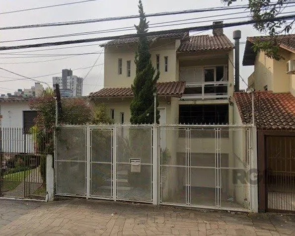 Imagem Casa com 7 Quartos e 6 vagas à Venda, 470 m² no Bairro Petrópolis