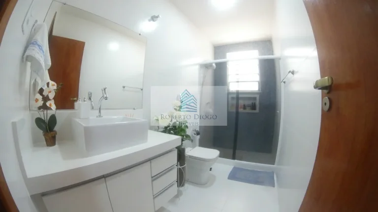 Imagem Venda de casa em São Francisco, Niterói-RJ: 2 quartos, 1 suíte, 2 salas, 3 banheiros, 4 vagas de garagem, 100m². Confira!