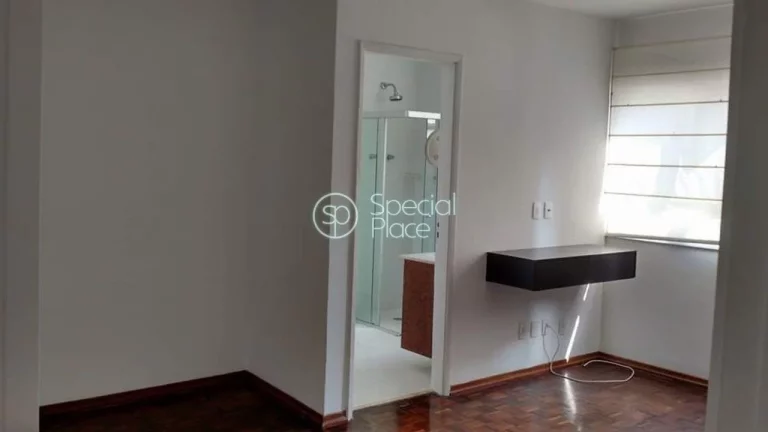 Imagem Ótimo apartamento com 144m², na Rua Urimonduba, Itaim Bibi. Living amplo com grandes janelas propo...