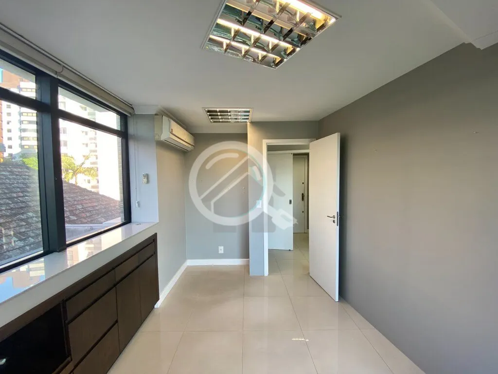 Imagem Impecável sala comercial dividida em três escritórios, recepção e toalete. Móveis planejados, ...