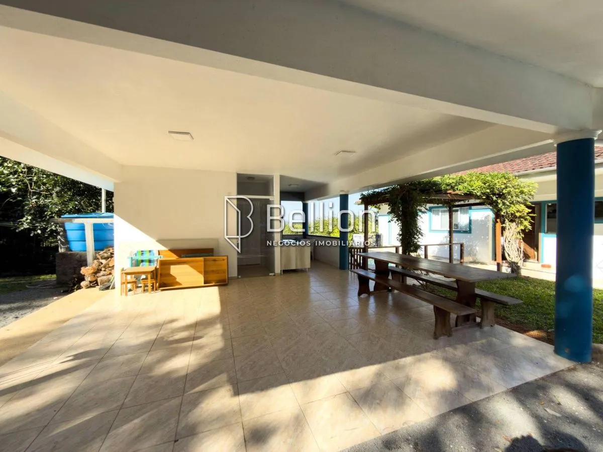 Imagem Casa semi mobiliada, com amplo terreno e piscina no Centro de Rio dos Cedros