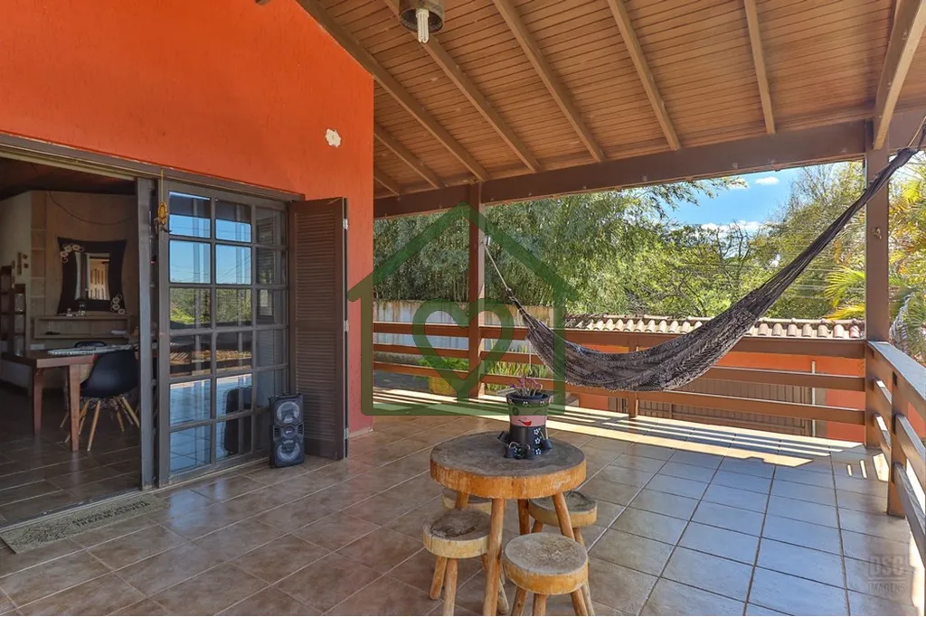 Imagem Casa à venda no bairro Hípica com 165 m2 de área privativa em terreno de 492 m2. O imóvel conta ...