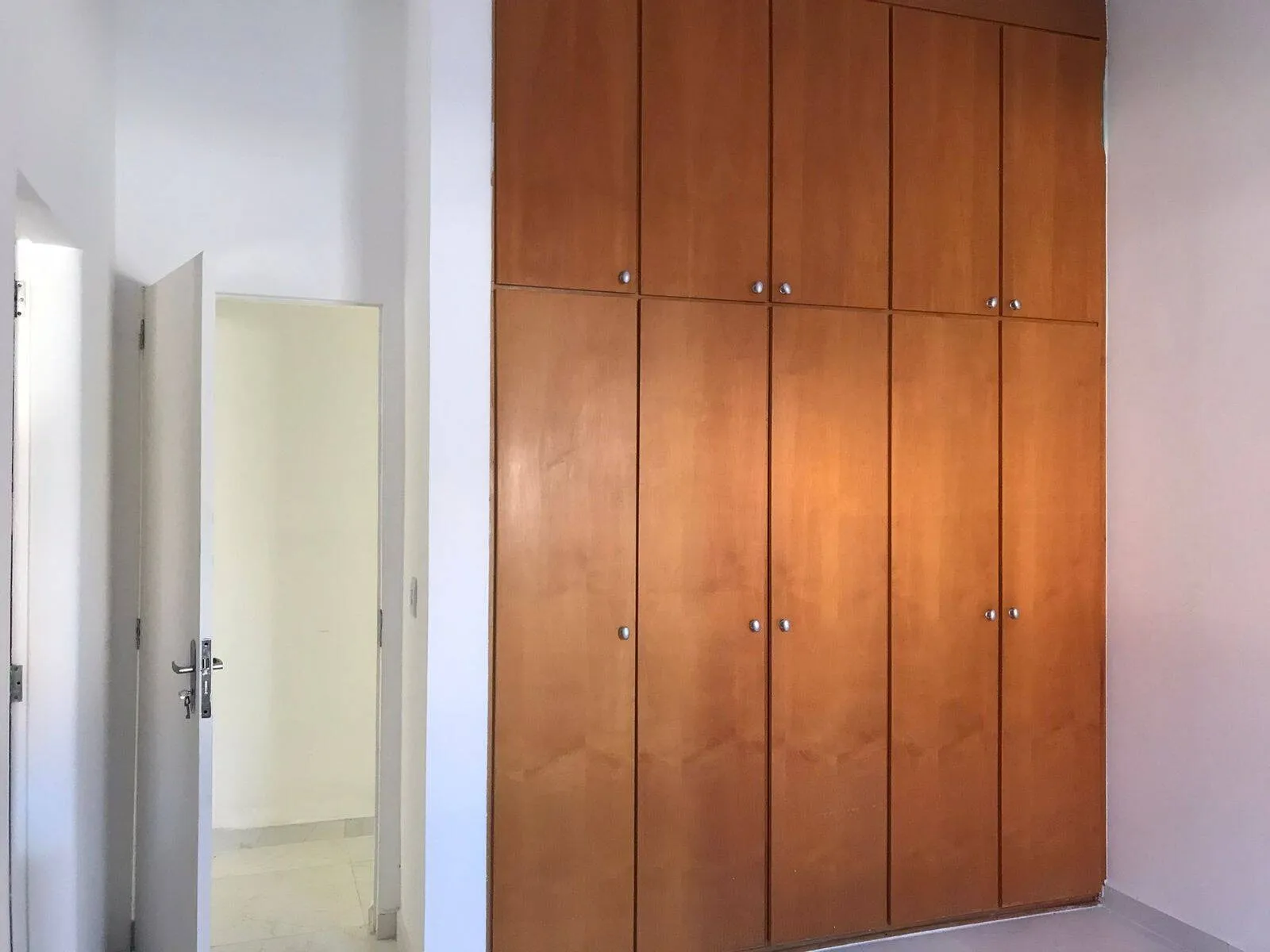 Imagem Casa Arejada em Alphaville Residencial Dois - 4 Quartos, 2 Suítes, Área de Lazer Completa e 4 Vagas