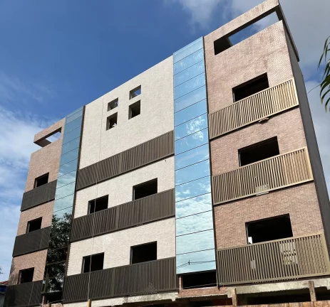 Imagem Apresentamos uma casa extraordinária, com 5 pavimentos e elevador, 3 suítes e uma master , toda climatizada, projetada com refinados toques de arquitetura e design de interiores assinados por Verônica Theodorico. Esta residência nova oferece um estilo de 