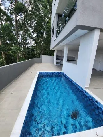 Imagem VENDA DE SOBRADO MODERNO NO CONDOMÍNIO ARUJÁ V, EM ARUJÁ/SP, com 300m², 04 suítes, sala 03 ambientes, piscina e garagem para 04 carros. CONSULTE-NOS.