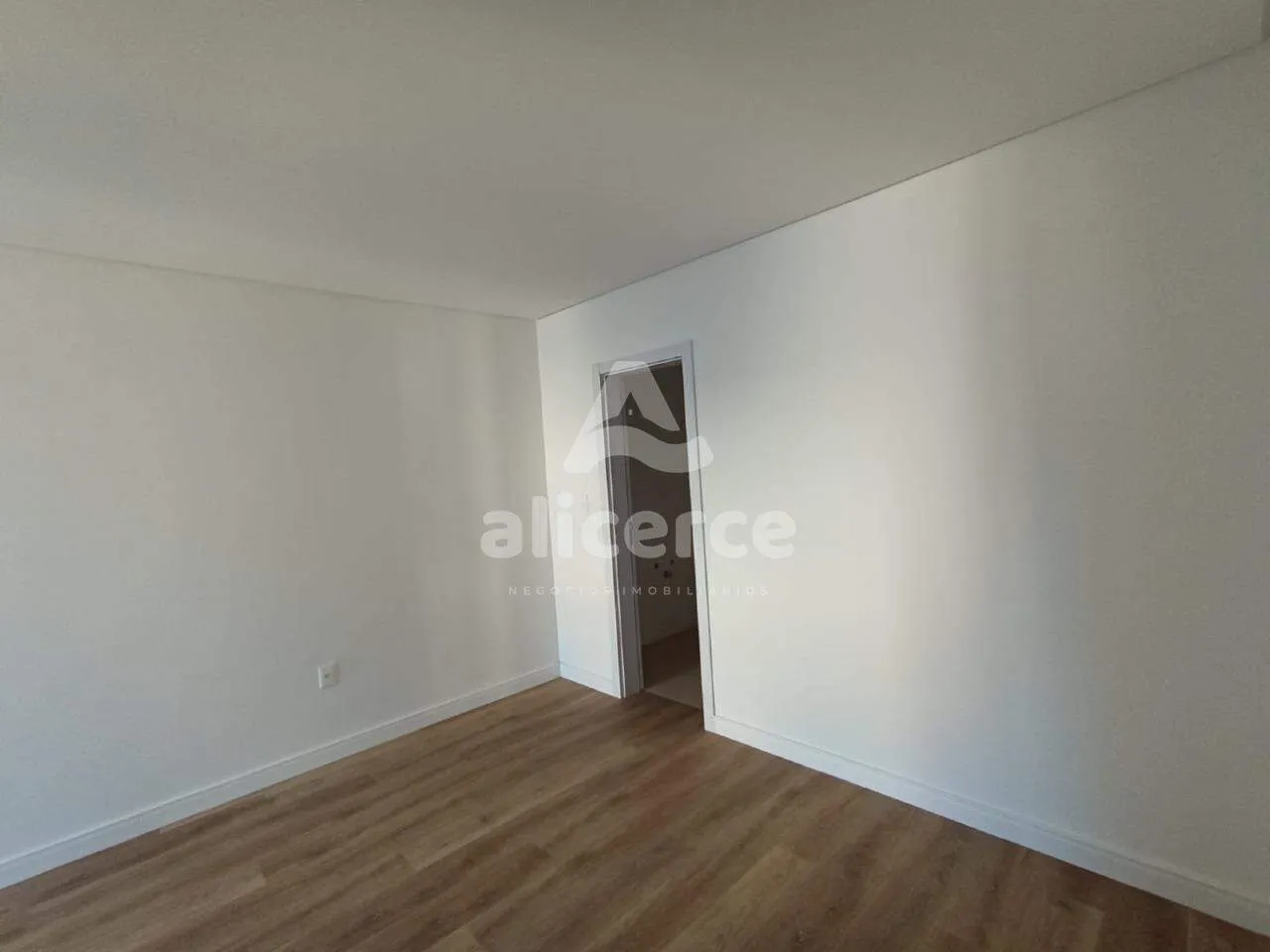 Imagem Apartamento à venda no bairro Floresta com 4 dormitórios com 01 suíte master.