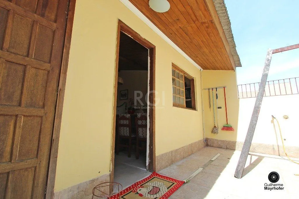 Imagem Casa para Venda - 300m², 6 dormitórios, sendo 1 suites, 3 vagas - Menino Deus
