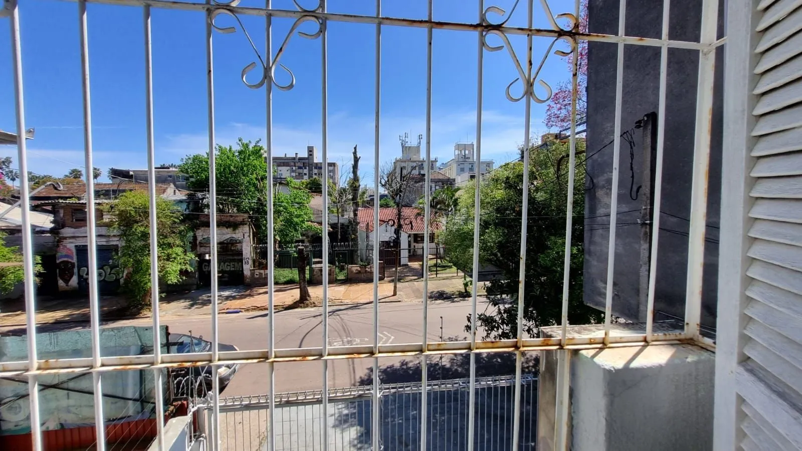 Imagem Casa Residencial de 2 pisos com 3 dormitórios , 2 banheiros + 1anexo com 2 aptos JKs , construído nos fundos do terreno no bairro Cidade Baixa/Azenha em Porto Alegre/RS.