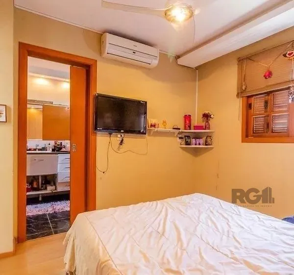 Imagem Casa sobrado no Partenon de 4 dormitórios e 2 vagas