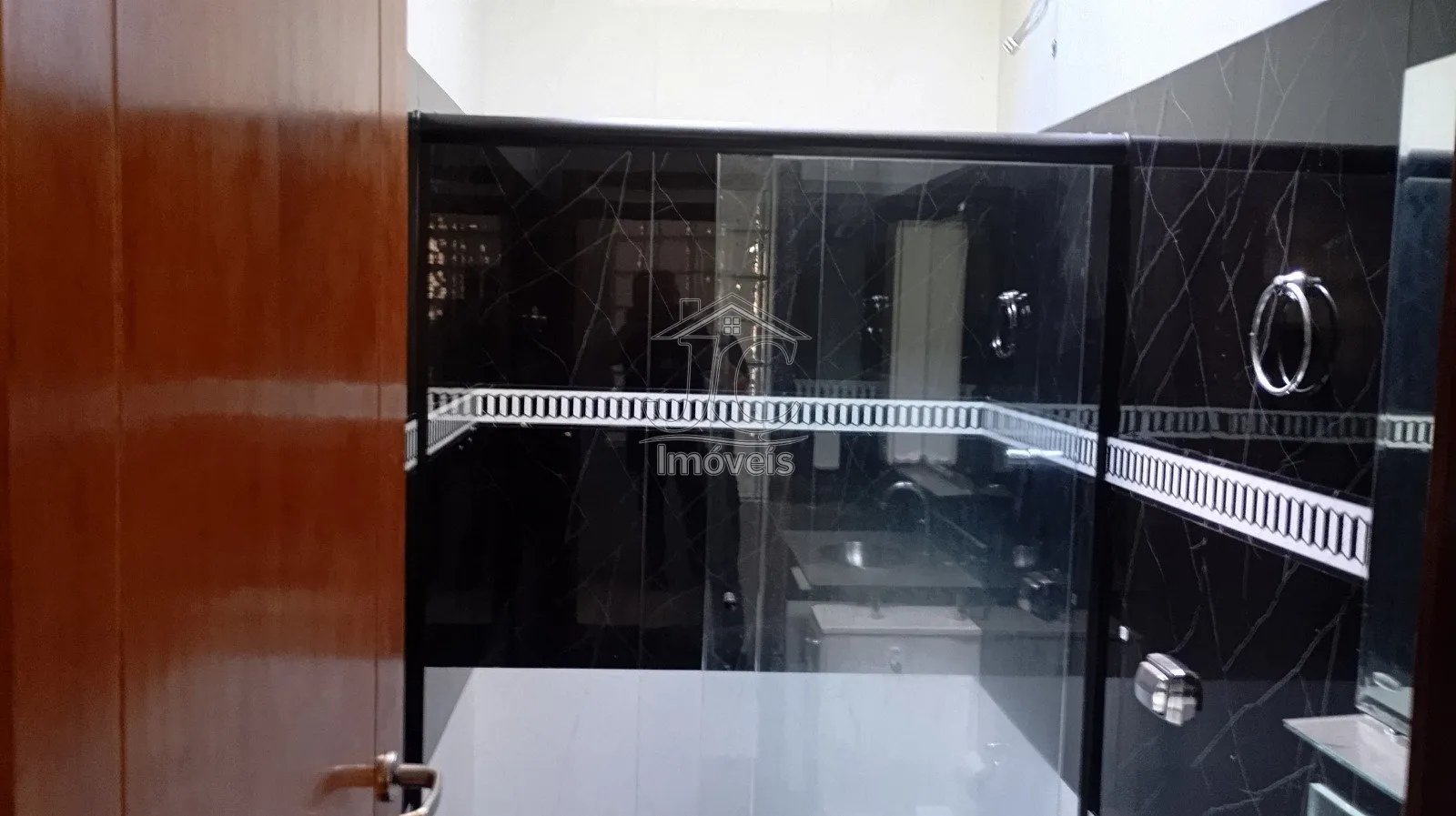 Imagem Casa com 3 quartos com barracão comercial no piso inferior à venda em Valinhos.