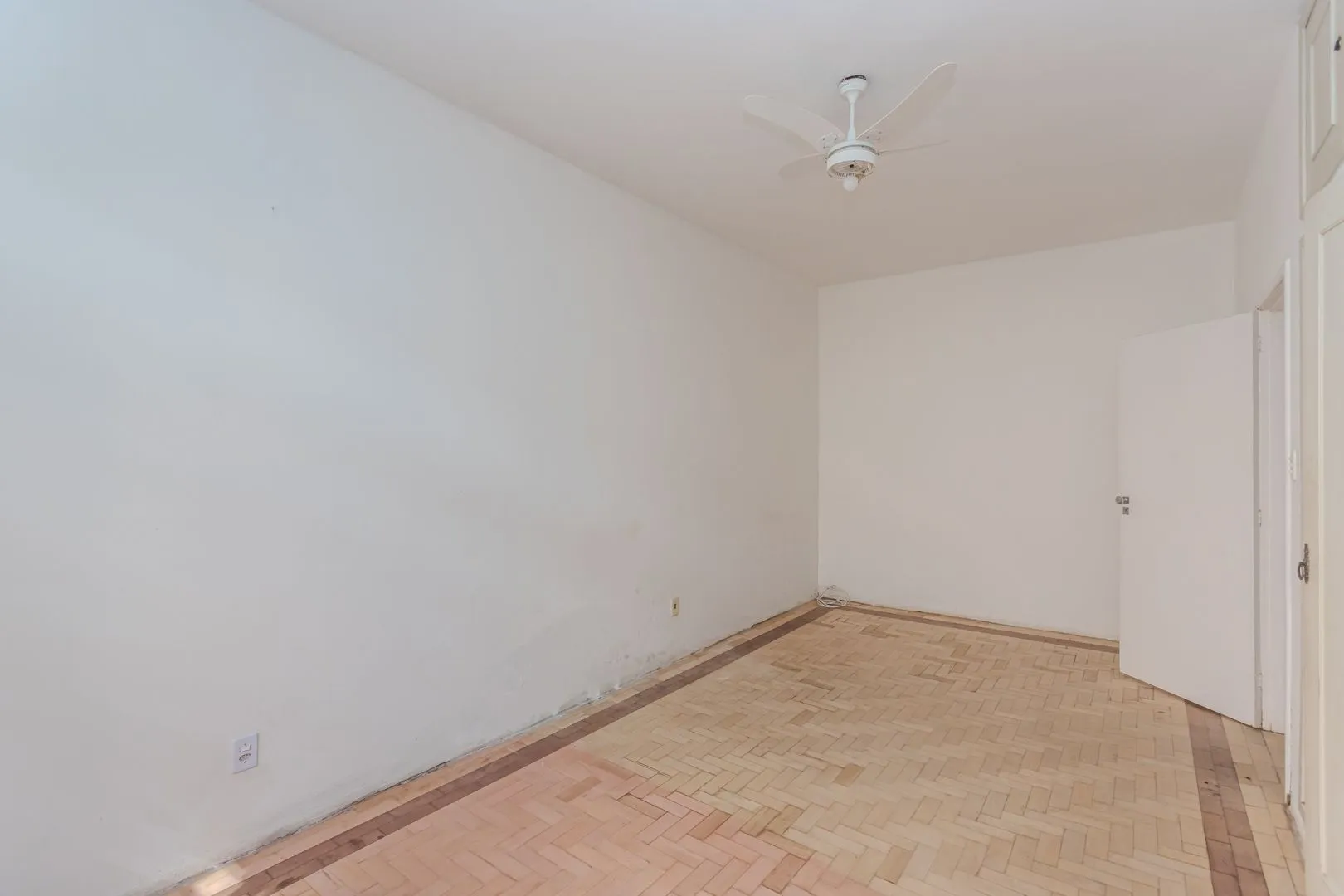 Imagem Casa no Menino Deus de 3 dormitórios e 5 vagas DESOCUPADA