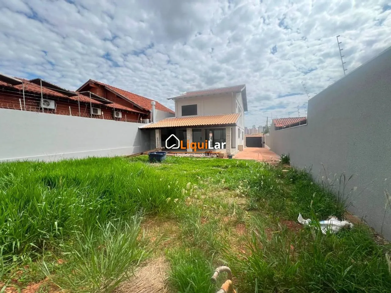 Imagem Sobrado com Aptidão Comercial na Vila Rosa Pires | 4 Quartos, Suíte e Localização Estratégica