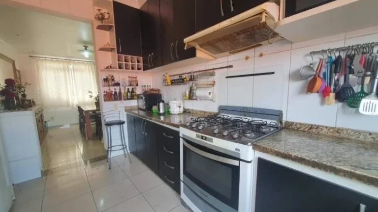 Imagem Casa moderna e versátil com 04 quartos, espaço gourmet e edícula.