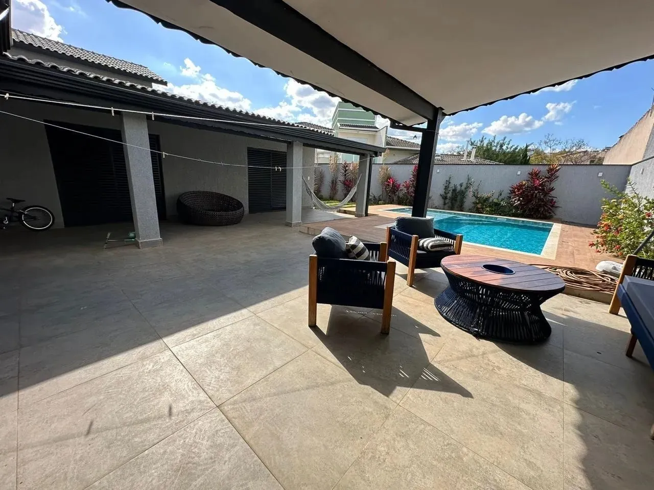 Imagem Casa Semi Mobiliada no Ibiti do Paço - 310m² Construídos, 3 Suítes e Piscina