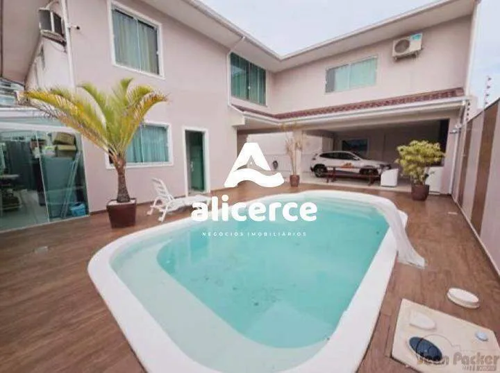 Imagem Casa Alto `Padrão a 1 quadra da Beira-Mar Continental | 3 Dormitórios I 4 Vagas de Garagens I Piscina no bairro Estreito - Florianópolis/SC