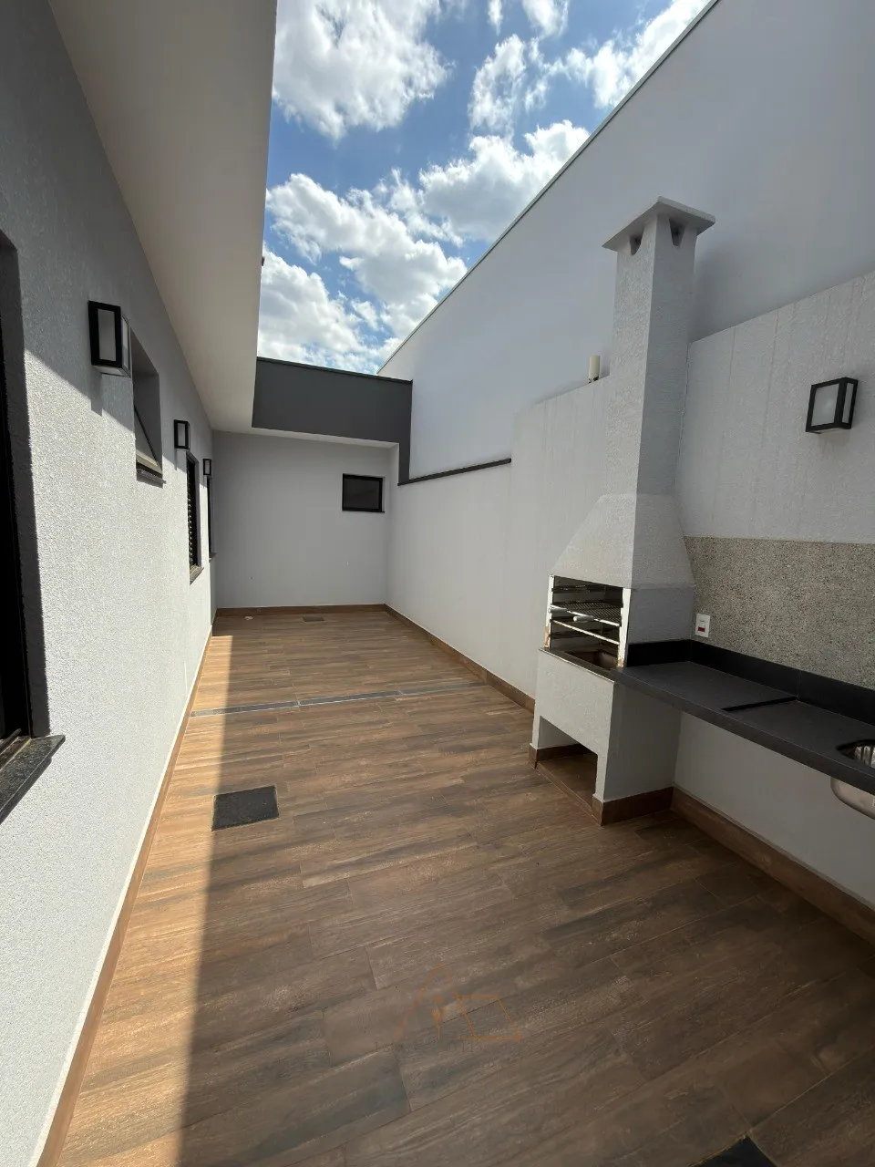 Foto do imóvel: Casa a venda em condomínio Villagio Moutonnee Salto-SP: 3 quartos, 1 suíte, 1 sala, 2 banheiros, 2 vagas de garagem, 104,00 m² de área.