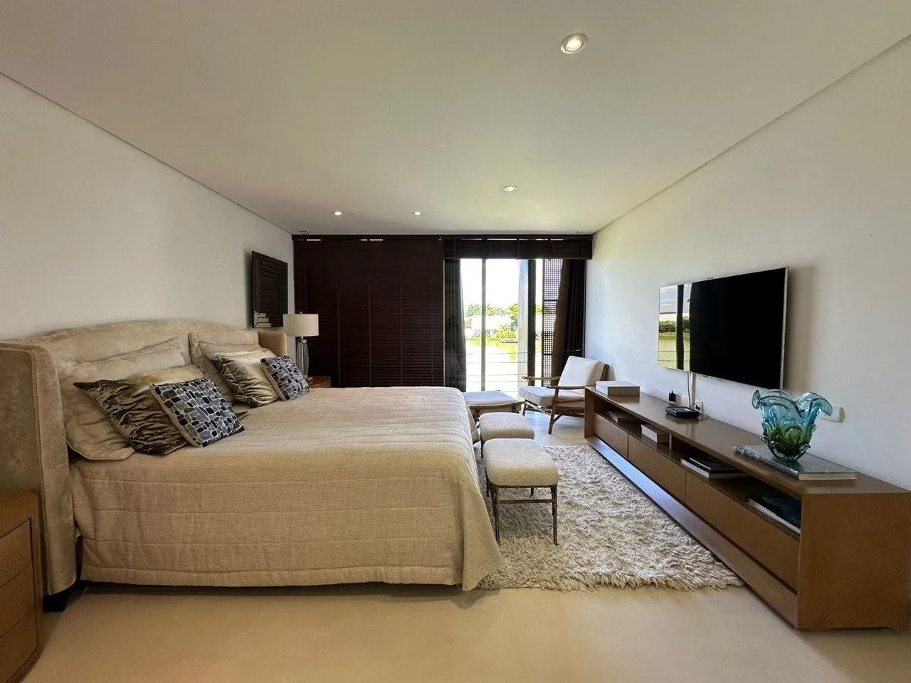 Imagem Venha conhecer essa incrível casa com 4 quartos, 4 suítes e 347,00 m2 de área construída.