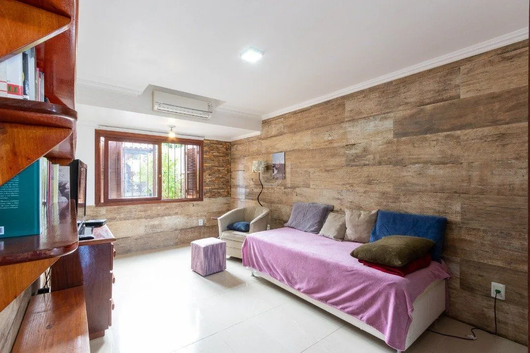 Imagem Casa para Venda - 300m², 5 dormitórios, 2 vagas - Cavalhada