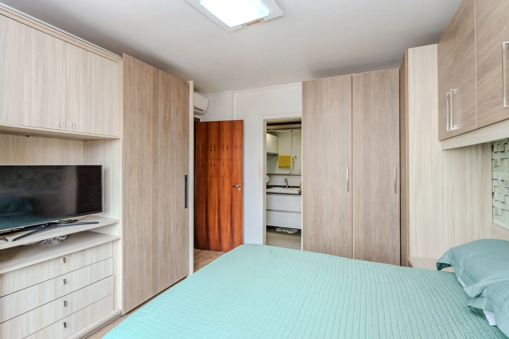 Imagem Apartamento no bairro Menino Deus de 4 dormitórios e vaga