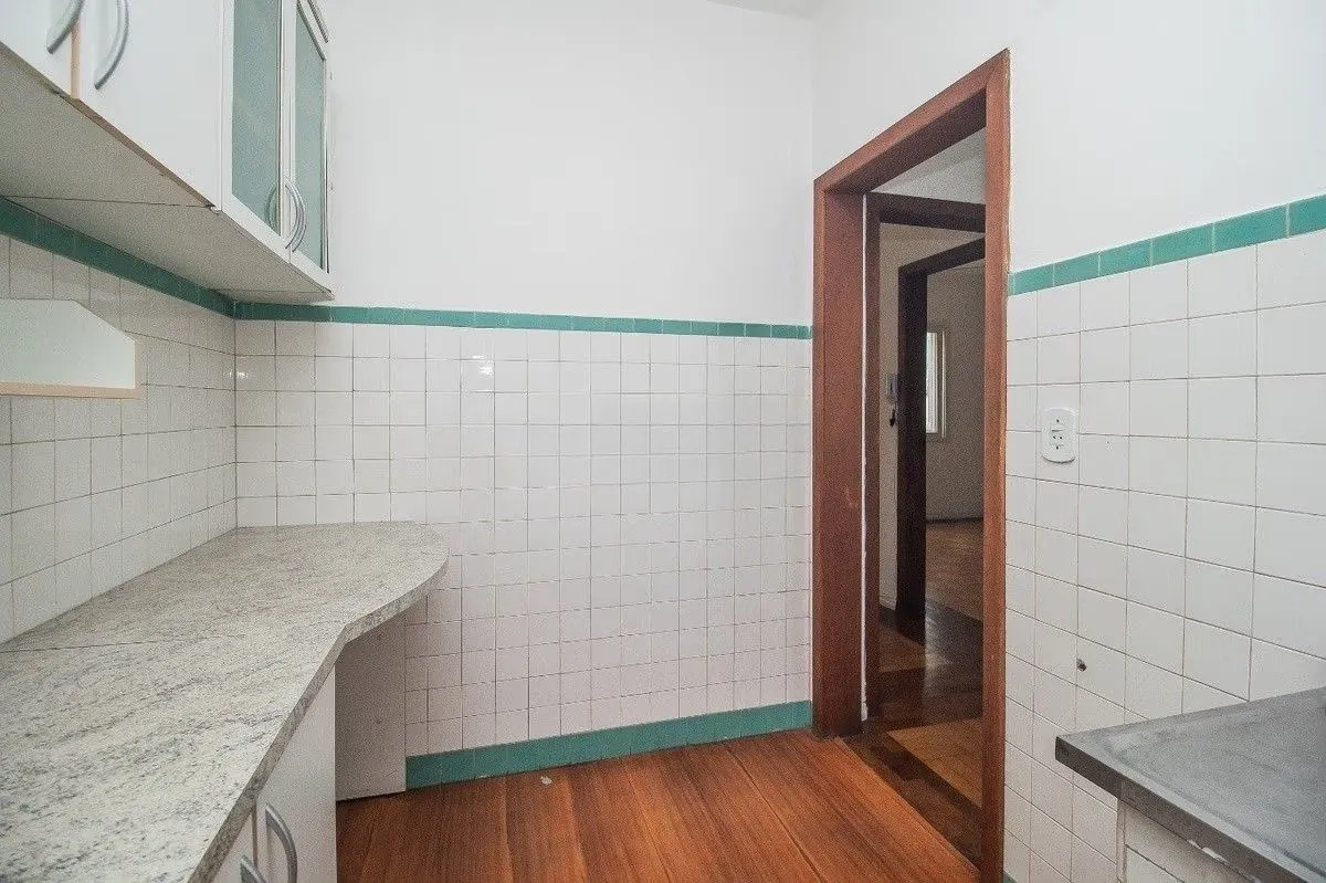 Imagem Apartamento de 1 quarto à venda no Edifício Britânia na Avenida Independência em Porto Alegre - 45,24 m² Privativos e Portaria 24h