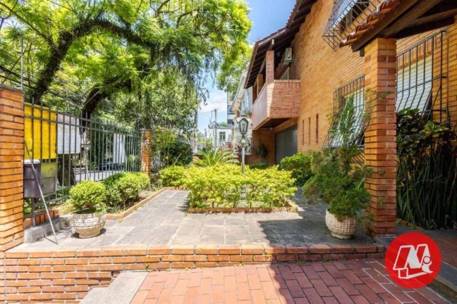 Imagem No bairro Rio Branco, casa de 337 m², semimobiliáda, 4 dormitórios, 3 vagas, jardim com piscina.