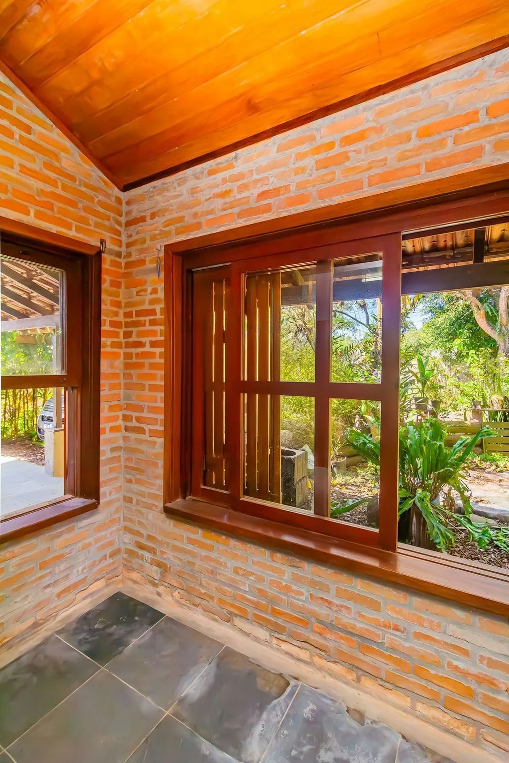 Imagem Casa de 3 dormitórios, no Bairro Ponta Grossa - Porto Alegre