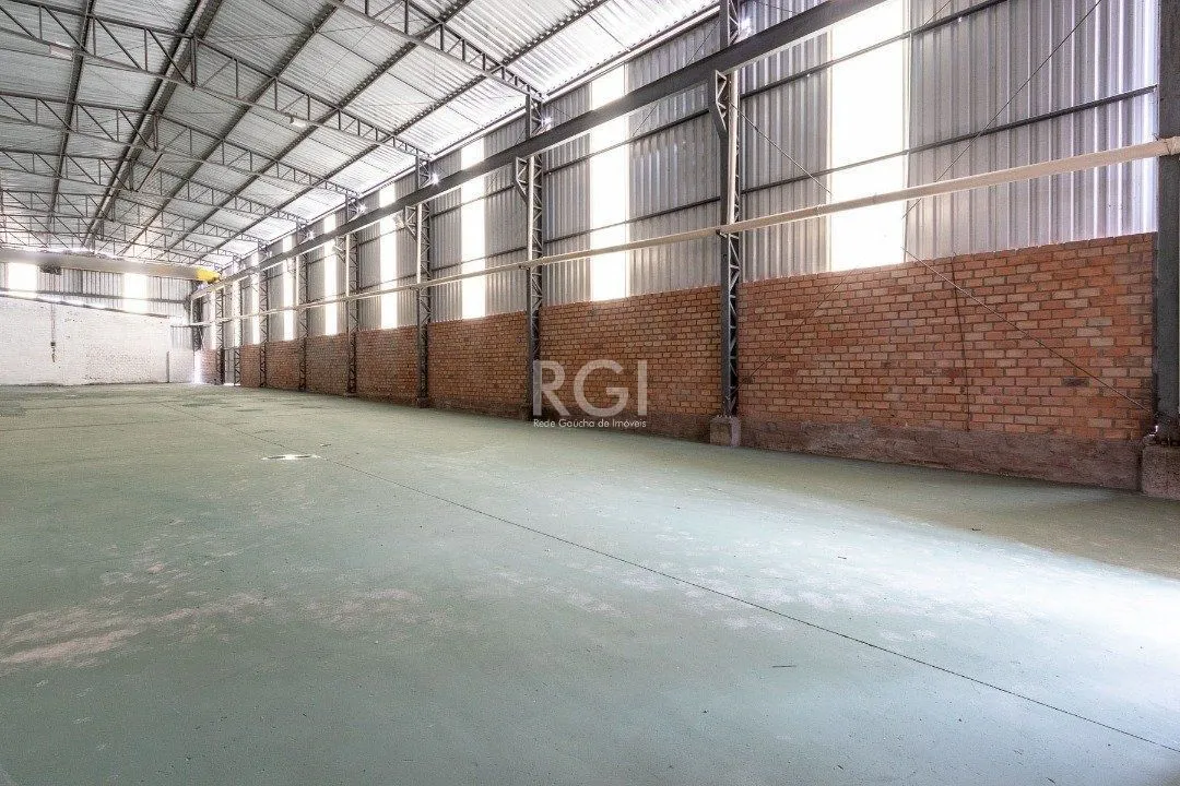 Imagem Pavilhão com área construída de cerca de 900m²