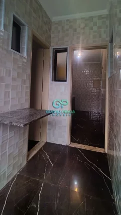 Imagem 3 quartos, sala para 2 ambientes com sacada, reformado, piso em porcelanato, cozinha com armários, banheiro social e de serviço, área de serviço.