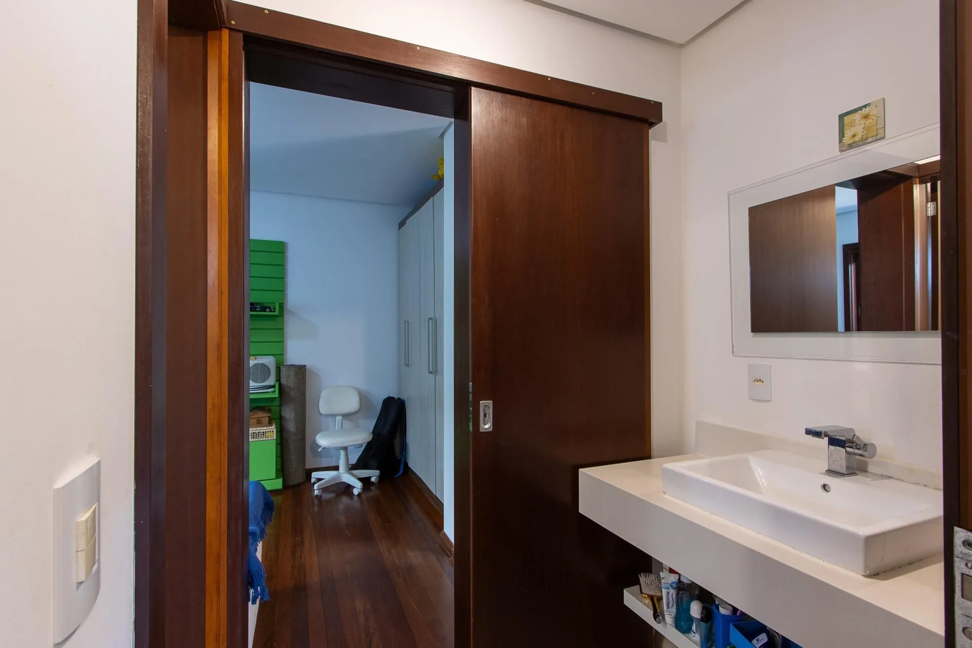 Imagem Casa no Condominio Terra Ville. 3 suites, com fundo para o lago.