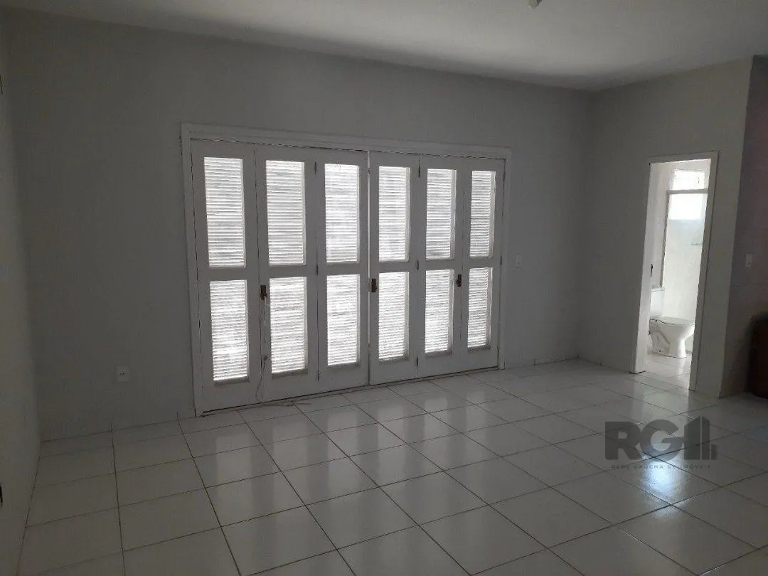 Imagem Oportunidade Imperdível: Prédio com 4 Apartamentos, Pátio e 2 Vagas de Garagem