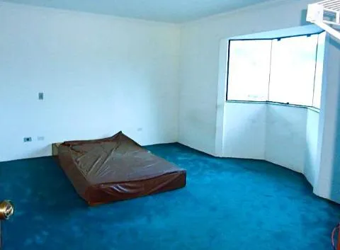 Imagem LOCAÇÃO DE CASA COMERCIAL NO CENTER VILLE, EM ARUJÁ/SP, 740m² com 2 salas, cozinha, piscina, jardim, quintal amplo e 4 vagas p/ autos. CONSULTE-NOS.