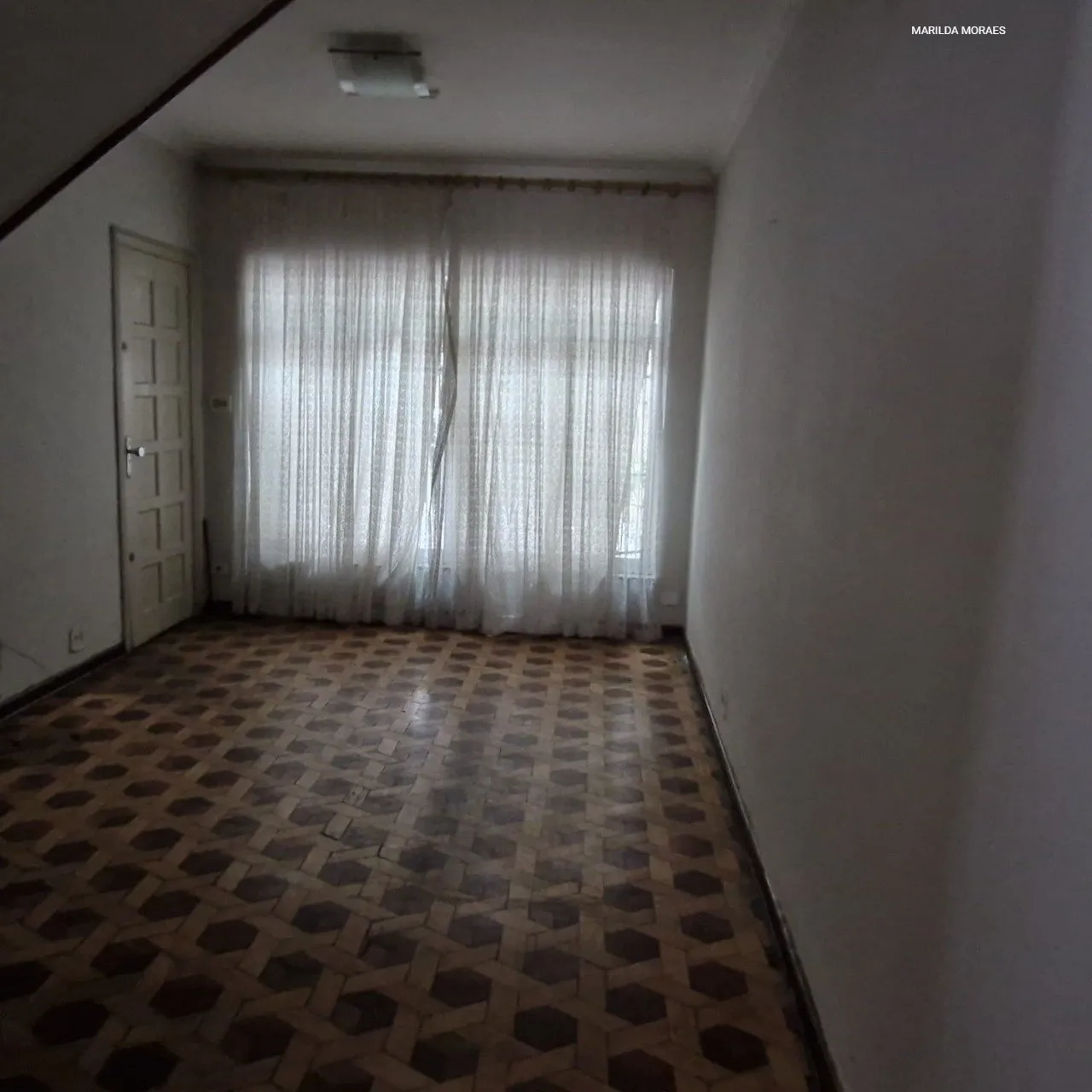 Imagem Casa confortável de 2 dormitórios, 2 banheiros, sala para dois ambientes, com entrada lateral e va...