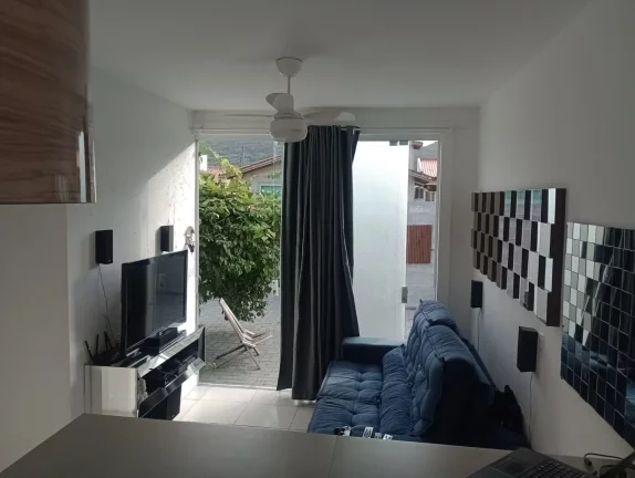 Imagem Casa robusta e bem localizada em Garopaba: ideal para quem ama natureza e conforto.