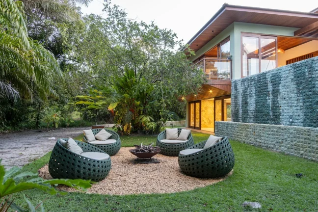 Imagem Casa alto padrão localizada em Praia do Forte condomínio com acesso ao mar Praia Bella.