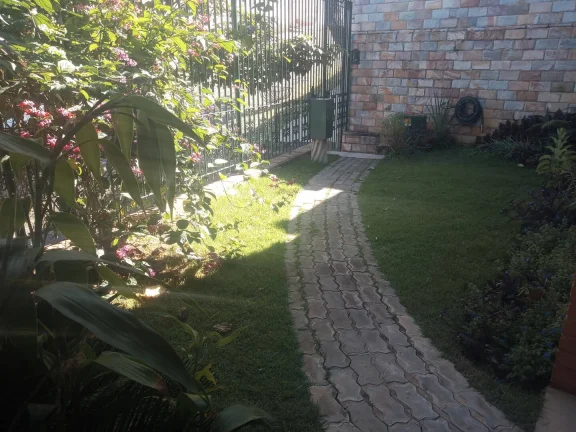 Imagem Casa com 4 Quartos e 4 banheiros à Venda, 228 m².