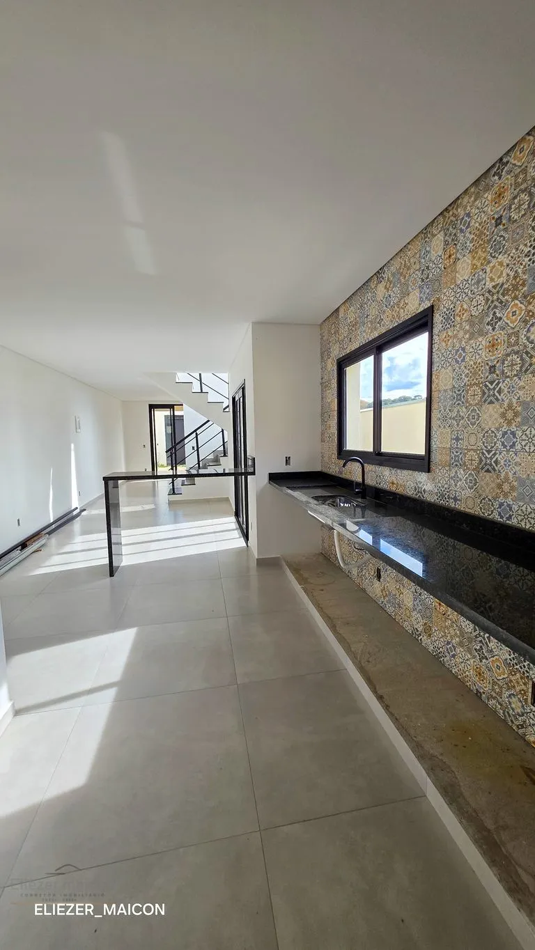 Imagem Sobrado a venda com 3 quartos no bairro jardins de florença Poços de Caldas - MG